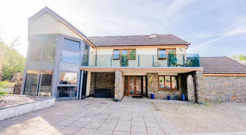 Spacious 7 Bedroom 5 Bathroom Mansion with Parking - Image 1