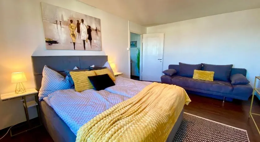Modern Lakeview Apartment - Image 1