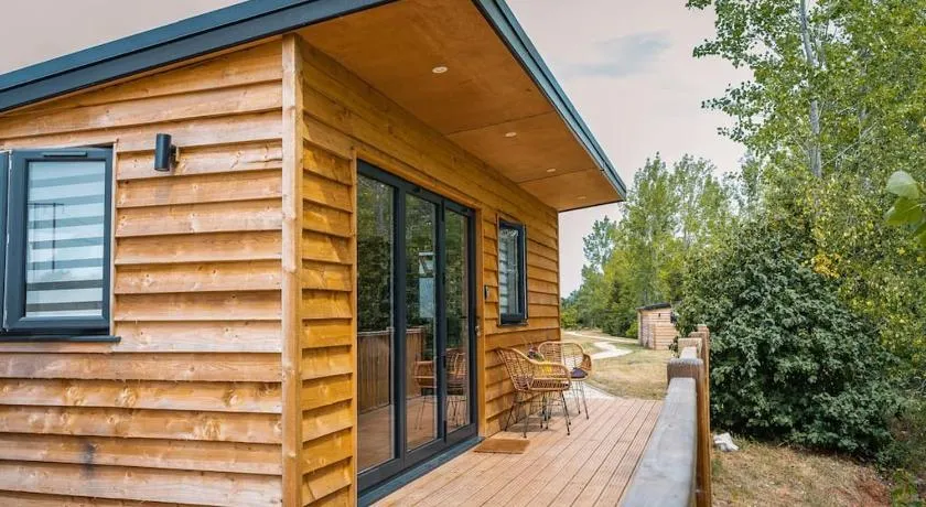 Lakeside Lodge- 'Swallow' - Image 1