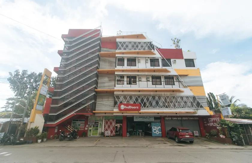 RedDoorz @ Benelio Suites Pavia Iloilo - Image 1