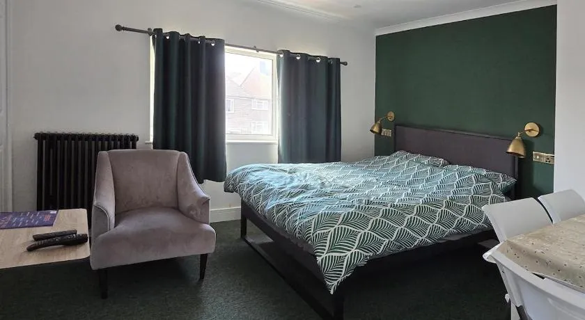 1 double and 1 twin bedrooms and bath - Image 1