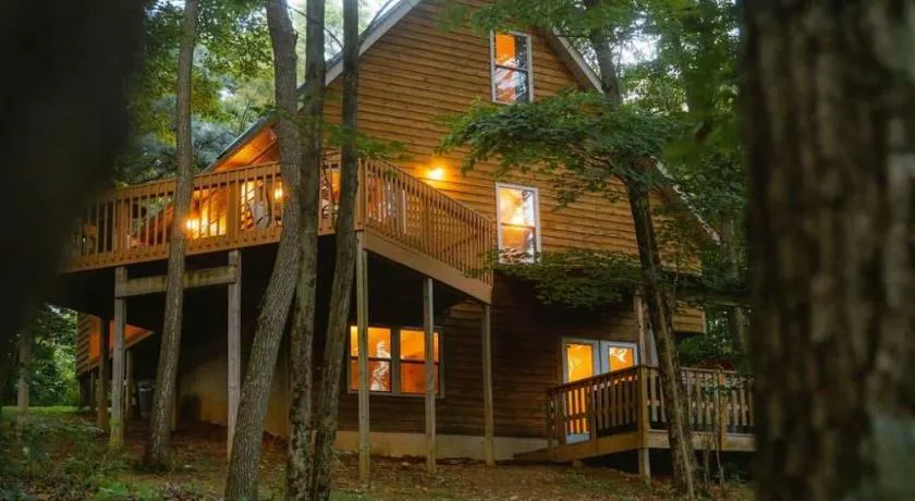 Cheerful Two Bdrm Cabin with Hot Tub & Pet Friendly - Image 1