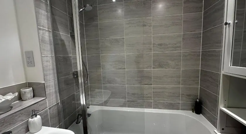 Modern Private Room and Bath in Maidenhead Near Heathrow Airport - Image 1