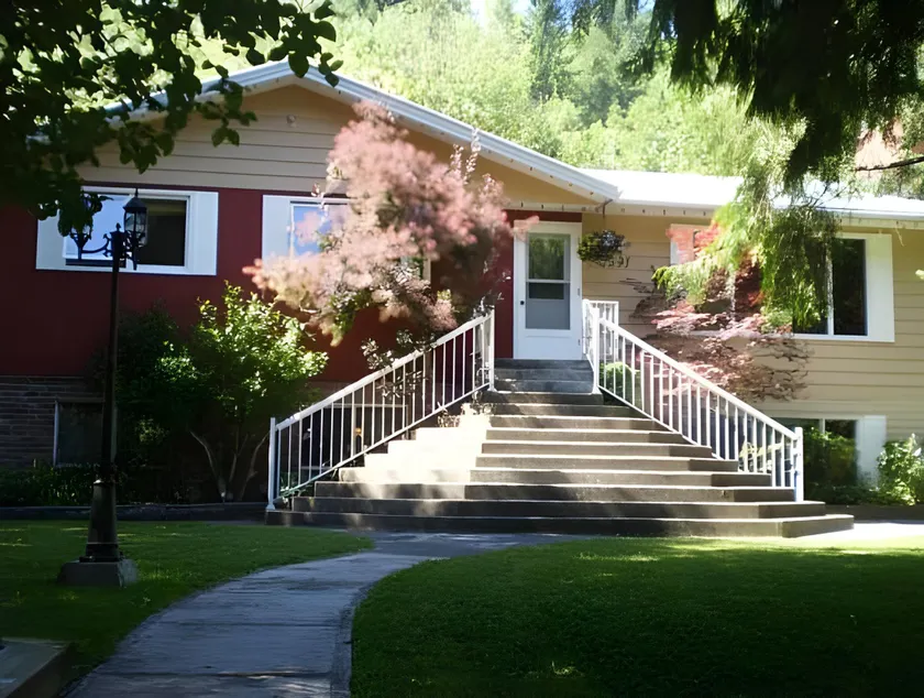 Riverbend Guest House - Image 1