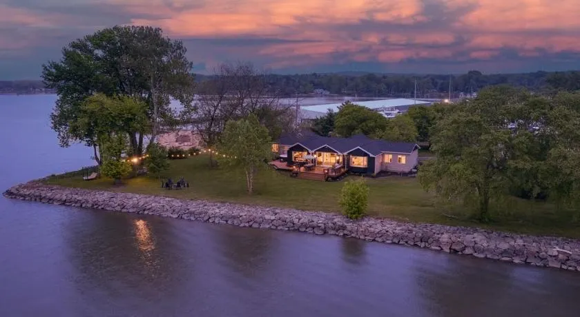 The Riverside Oasis waterfront with hot tub - Image 1