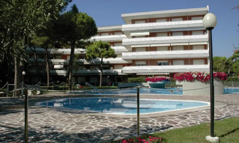 Poolside flat 50mt from the sea - Image 1