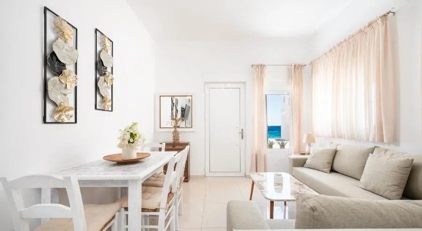 Turtle Cove Cottage, Beachfront - Image 1