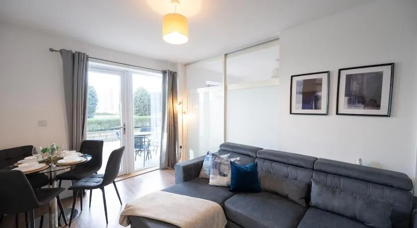 Stylish Stay for 4 - Parking - Private Patio - Image 1