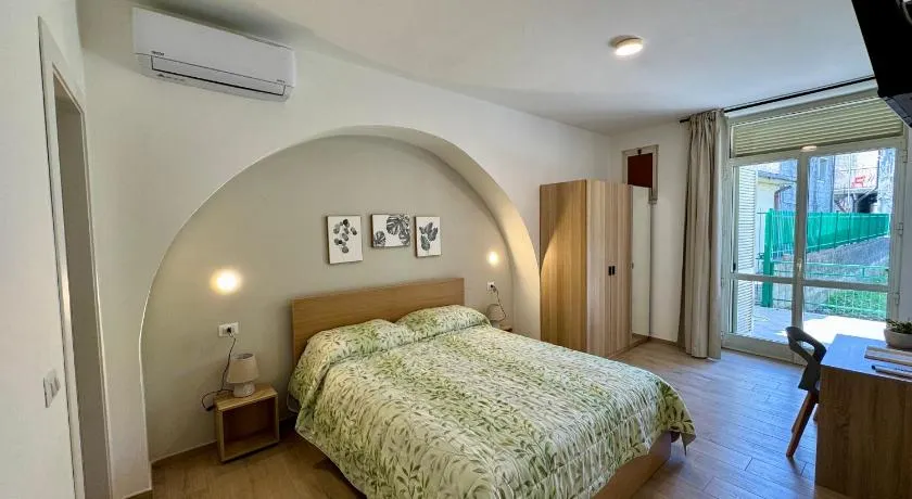 Cassandra Rooms - Image 1