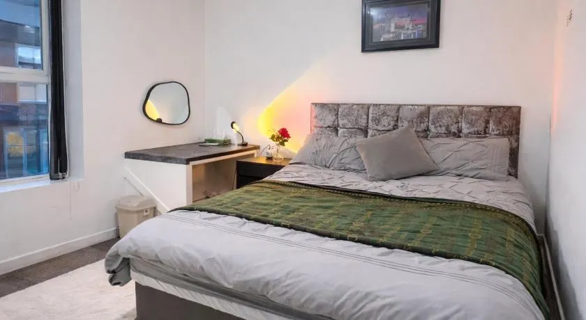 Manchester City Cosy Stay - Fresh New Master bedroom Sleeps 3 Guests - 3 Adults - Image 1