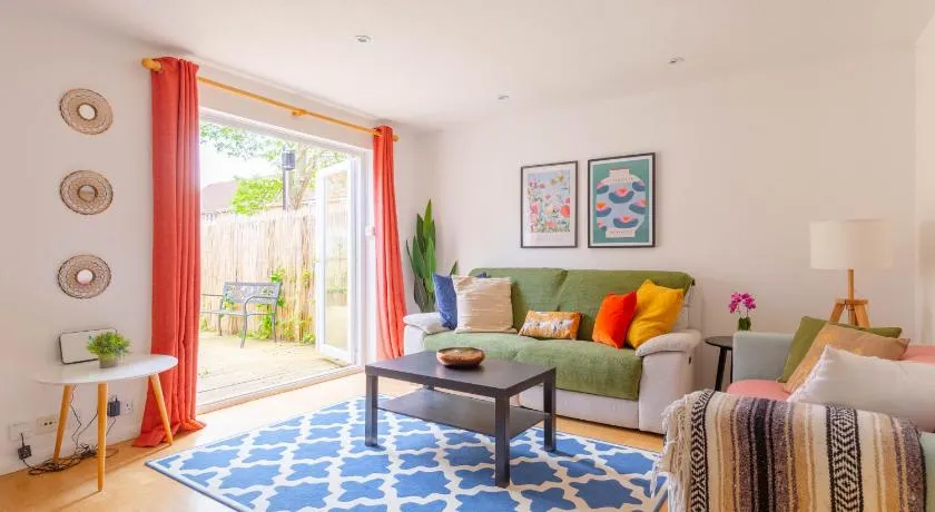 Bright 3 Bedroom House with Terrace 16 mins to Big Ben - Image 1