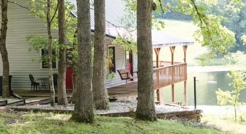 The Lake House at Garrison Farmstead near Columbia KY - Image 1