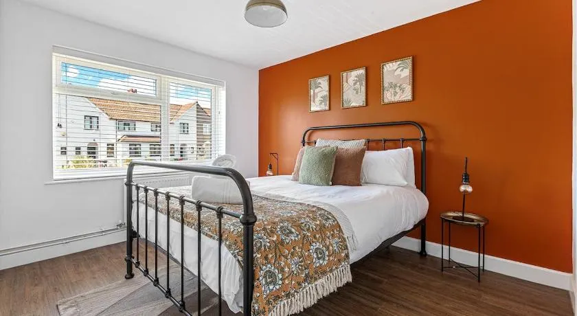 Modern 2-Bed House in Reading - Image 1