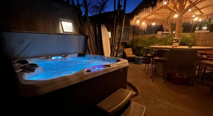 Oceanside Bungalow, Walk to Beach & Pier, Private Hot Tub, Beach Gear - Image 1