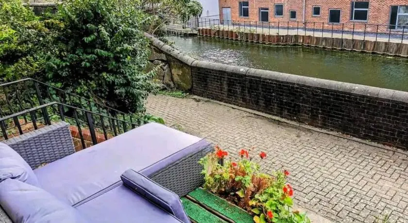Canal View House - 2BR with Garden & Parking - Image 1