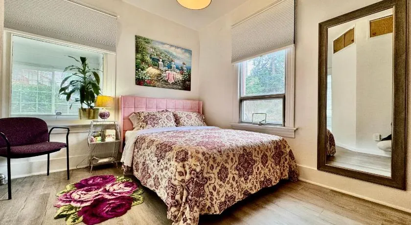 Main Level 2nd Floor House with 2 Queen Bedrooms and Extra Sofa Bed Located 10 minutes from SeaTac Airport and 20 minutes from Downtown - Image 1