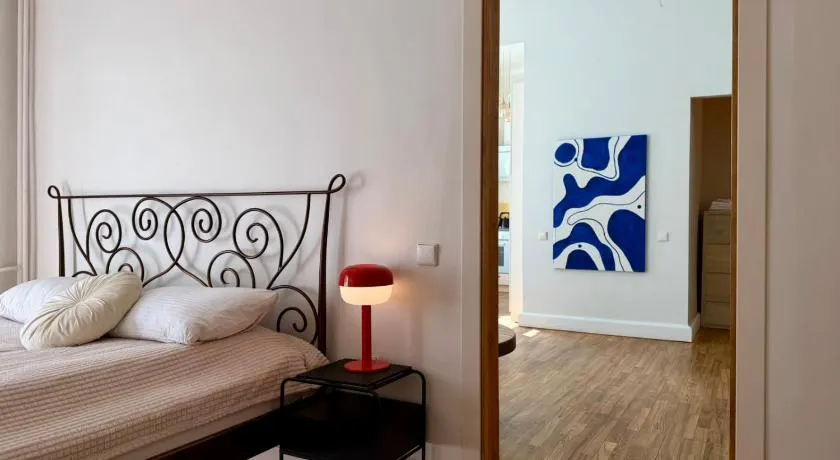 Modern 2-room flat in the city center - Image 1