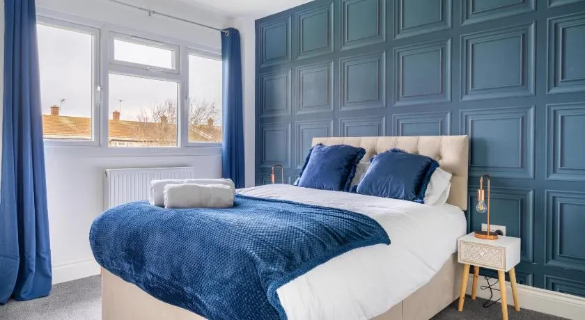 Trendy 3 Bedroom Home with WiFi - Ideal for Relocation-Near M25, Free Parking - Image 1