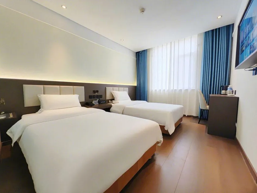 Longze Hotel - Image 1