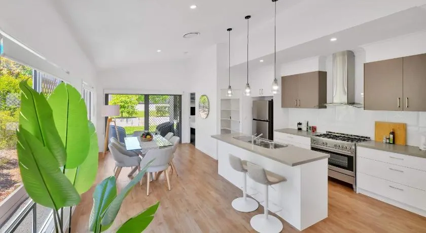 Chic Family Friendly 4BR Retreat Near Redcliffe - Image 1