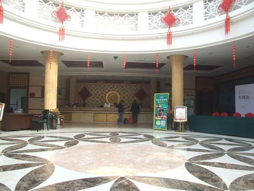 Zhengzhou Huanghe Valley Hot Spring Hotel (Fengle Farm) - Image 1