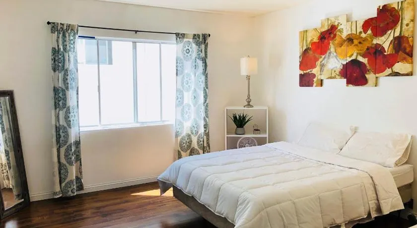 Coastal Comfort Homestay in Santa Monica - Image 1