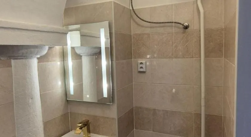 Mystická škola s ubytováním a pobyty ve tmě v zámku Velká Šulcovna - Image 1