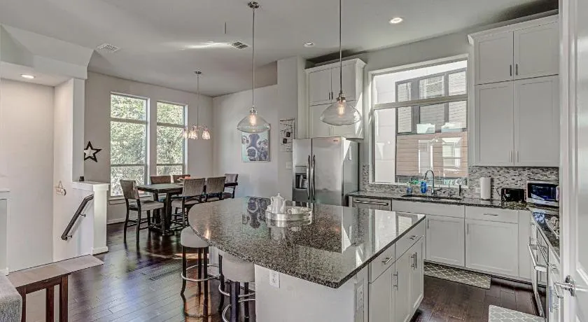 Elegant 3 BED Home Walk To Riverwalk/Pearl/St Mary - Image 1