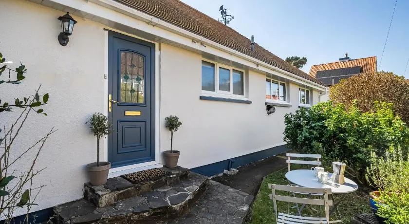 Spacious one bed apartment in a quiet leafy close. - Image 1