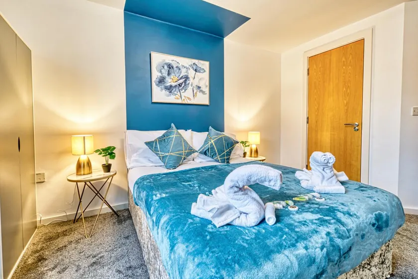 The Sale Modern Oasis by Parydise Properties - & Spacious 2-Bed Living - Sleeps 6 with Gated Parking - Designed for Business & Leisure Stays - Image 1