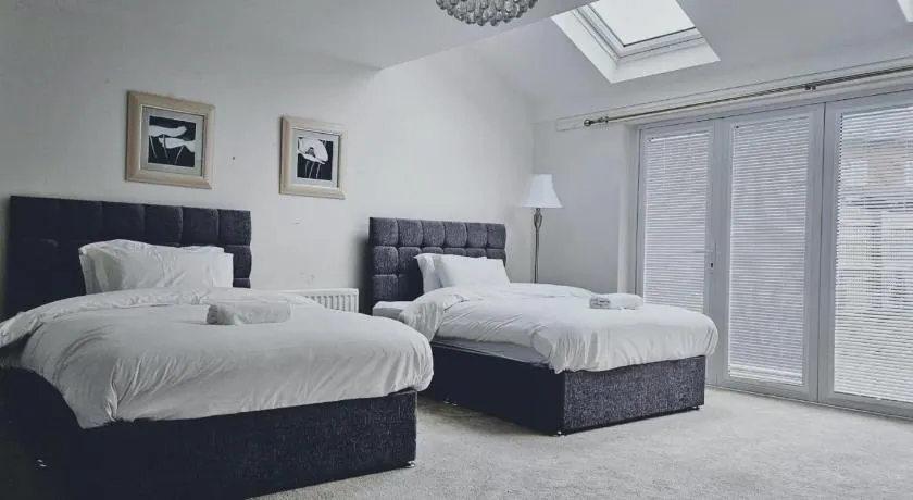 Luxury Getaway in Preston with 5 Bedrooms - Image 1