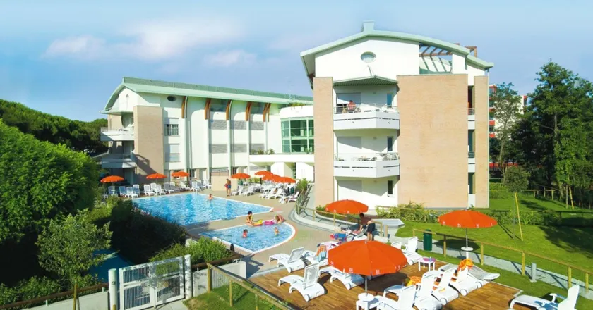 Appartement avec piscine et jardin | Vue jardin - Image 1