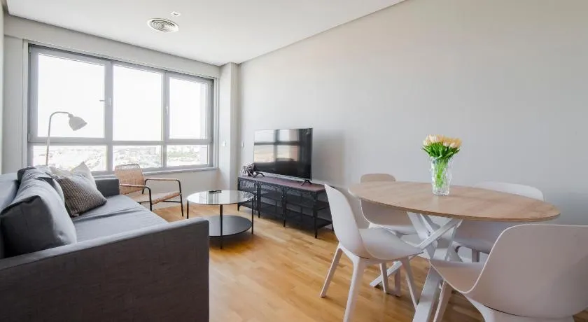 Sky Living para 4 con Parking en Sanchinarro - Image 1