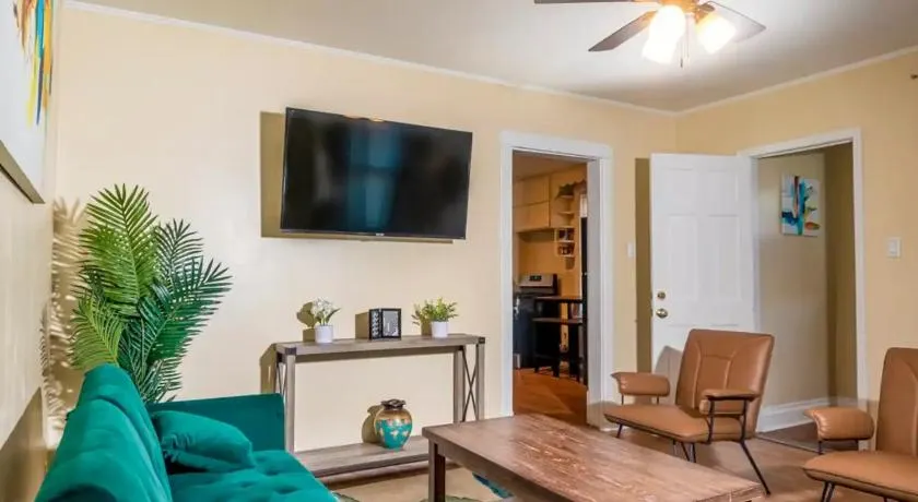 Exquisite Rogers Park 1 bedroom, 1 bath Apartment Near Evanston - Image 1