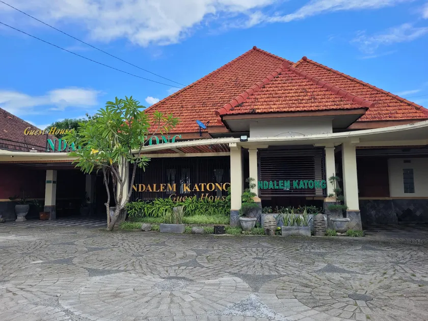 Ndalem Katong Guest House Ponorogo - Image 1