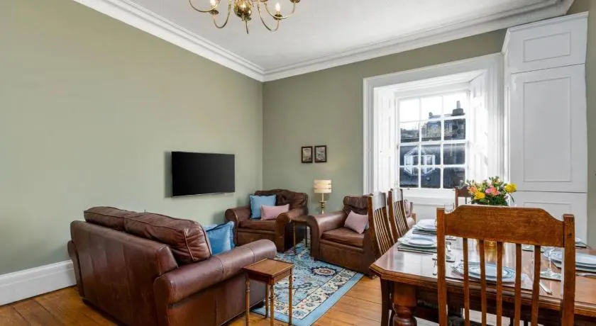 Elegant 3 Bed Apartment in Stirling Near Free Parking and Hill Views - Image 1