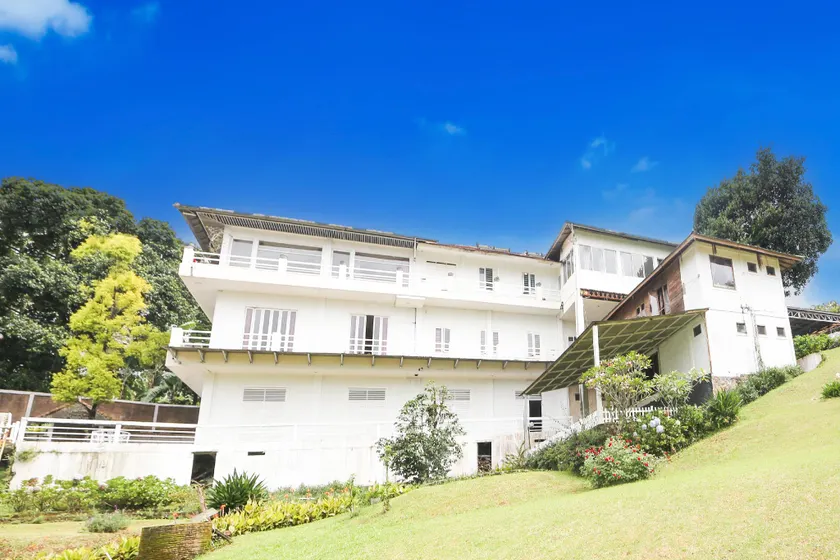 Hotel Villa Bunga Bunga 6 Hour Stay - Image 1