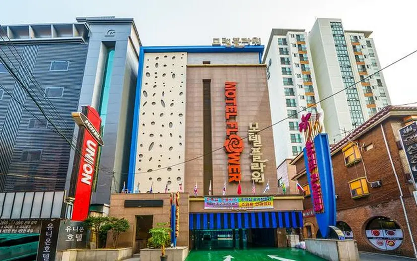 Motel Flower - Image 1