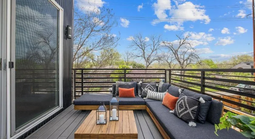 Luminous Renovated Cottage Near Downtown - Image 1