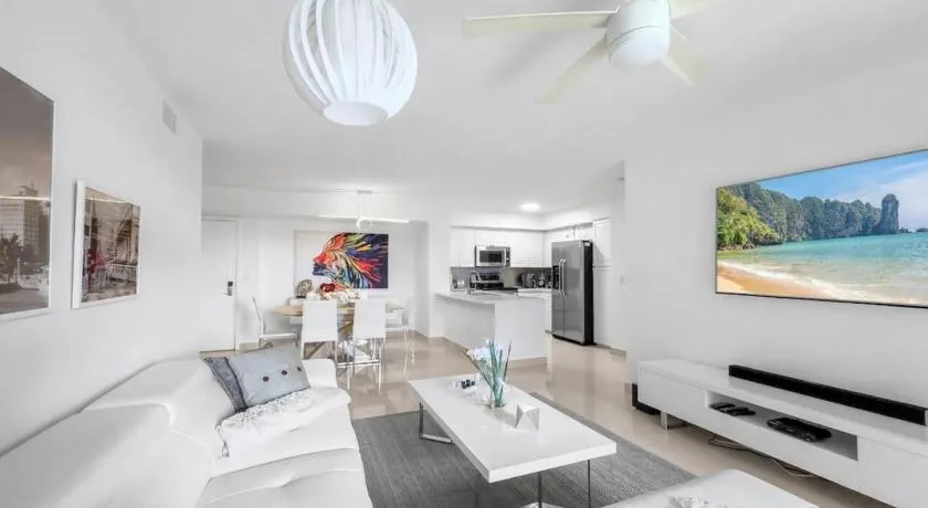 Aventura Mall Apt with Pool a Tennis Court and Free parking - Image 1