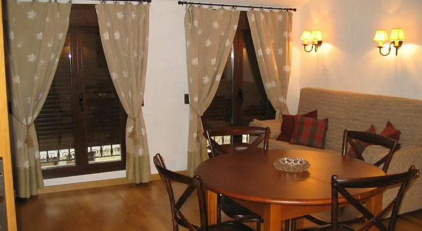 Villa Russell Hotel&Apartments - Image 1