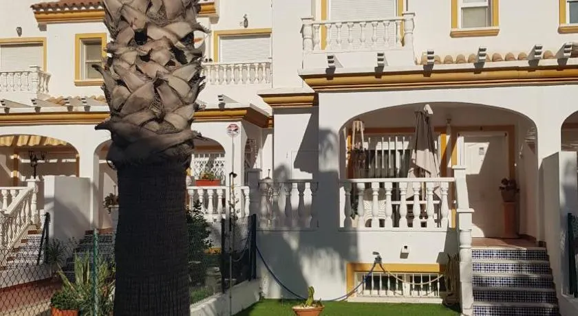 LUJOSO ADOSADO de TRES HABITACIONES en VERA PLAYA A 200 METROS DEL MAR - Image 1
