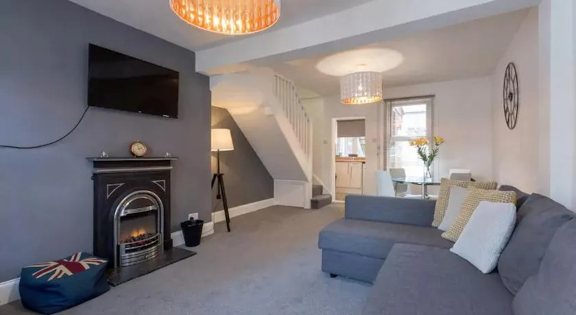 Hastings House - Modern 2 Bedroom House in Central Luton & Near Airport - Image 1