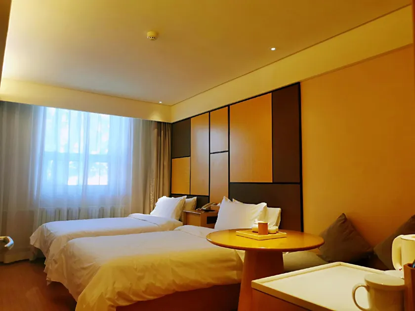 HUAYU Hotel (Dalian Xi'an Road Subway Station) - Image 1