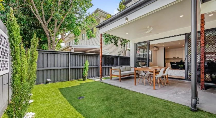 Peaceful 3BR 2BA with Parking Near Airport and CBD - Image 1