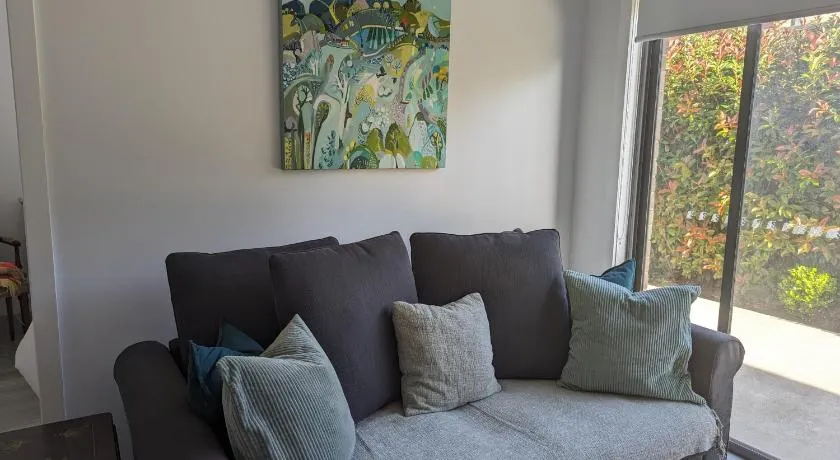 2 bedroom apartment with Garden views in Sydney - Image 1