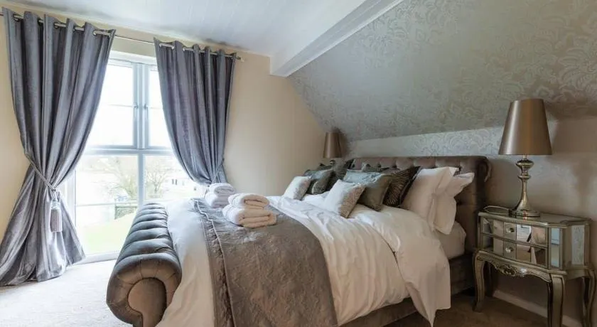 Luxury 3 Bed Home by the Lake - Image 1