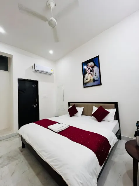 Hotel Madhav Palace - Image 1
