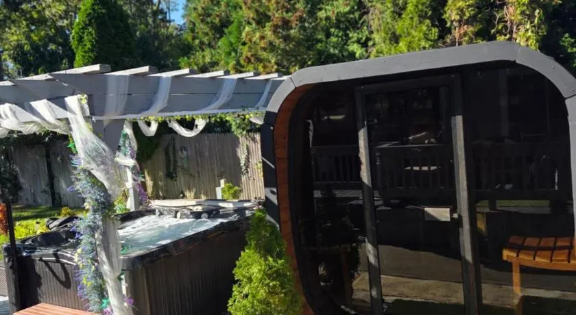 Paradise Citadel, Sauna, Htd pool hottub Golf Basketball - Image 1