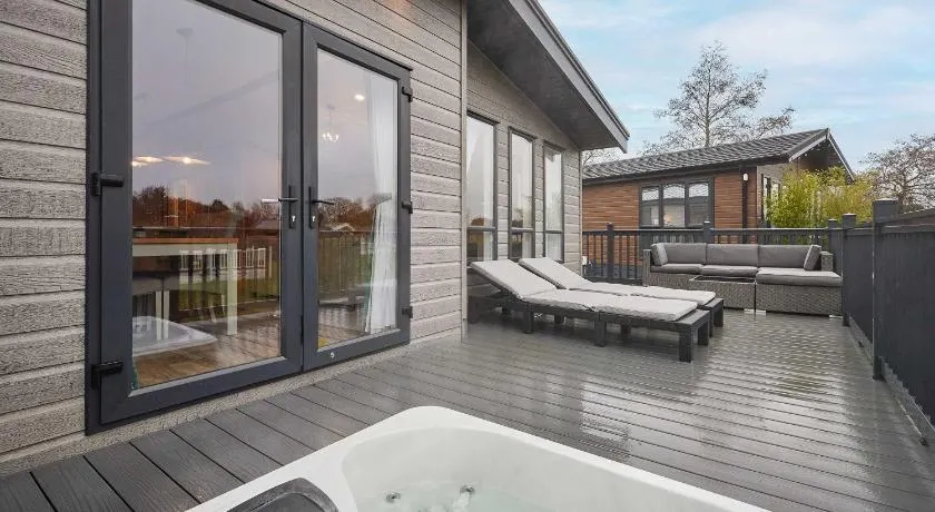 Sandy Lane 18 - Lodge with Hot Tub - Image 1